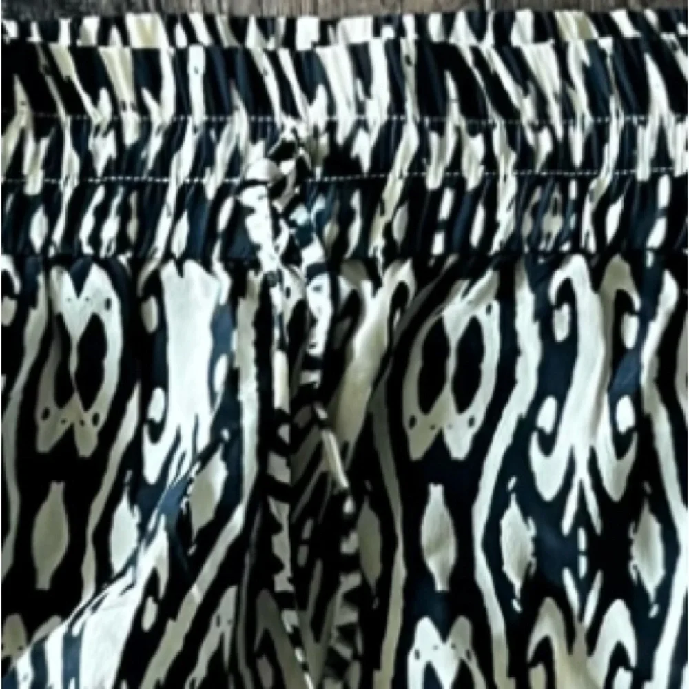 NWT Caffe Women’s Swim Shorts Coverup Black Cream Size Small